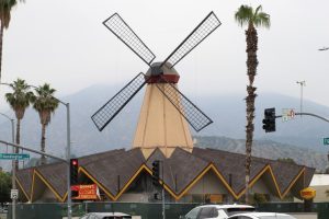 Denny's mit Windmühle auf dem Dach