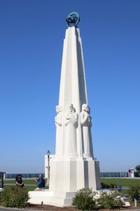 Säule vor dem Griffith Observatory