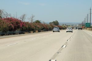 Grüner Mittelstreifen auf dem Weg nach Fresno