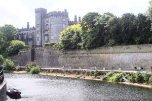 Kilkenny Castle vom Fluss Nore aus