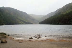 Am Ufer des Glendalough Lower Lake