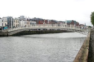 Ha'penny Bridge (oder Half Penny Bridge, offiziell Liffey Bridge)