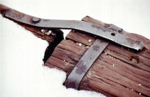 Holzbohlen im Schnee